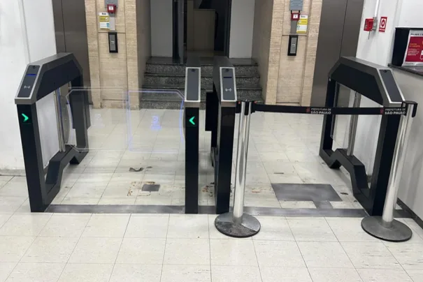 Speed gates instalados em prédio de órgão público