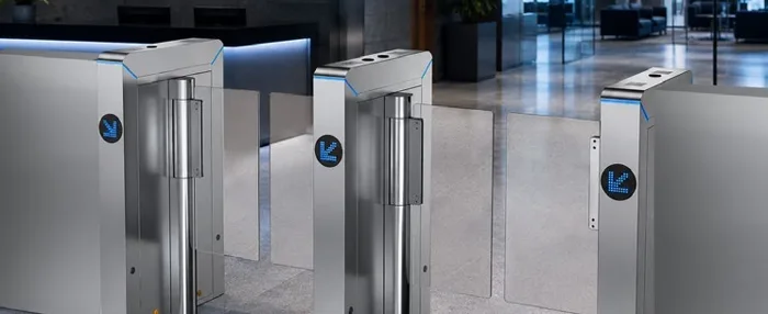 Linha de catracas WEG WAccess instaladas em portaria corporativa